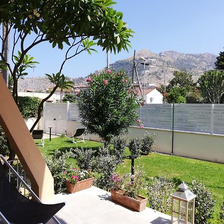 Mondello Felix - Appartamenti In Villa A 600M Dal Mare Eksteriør billede